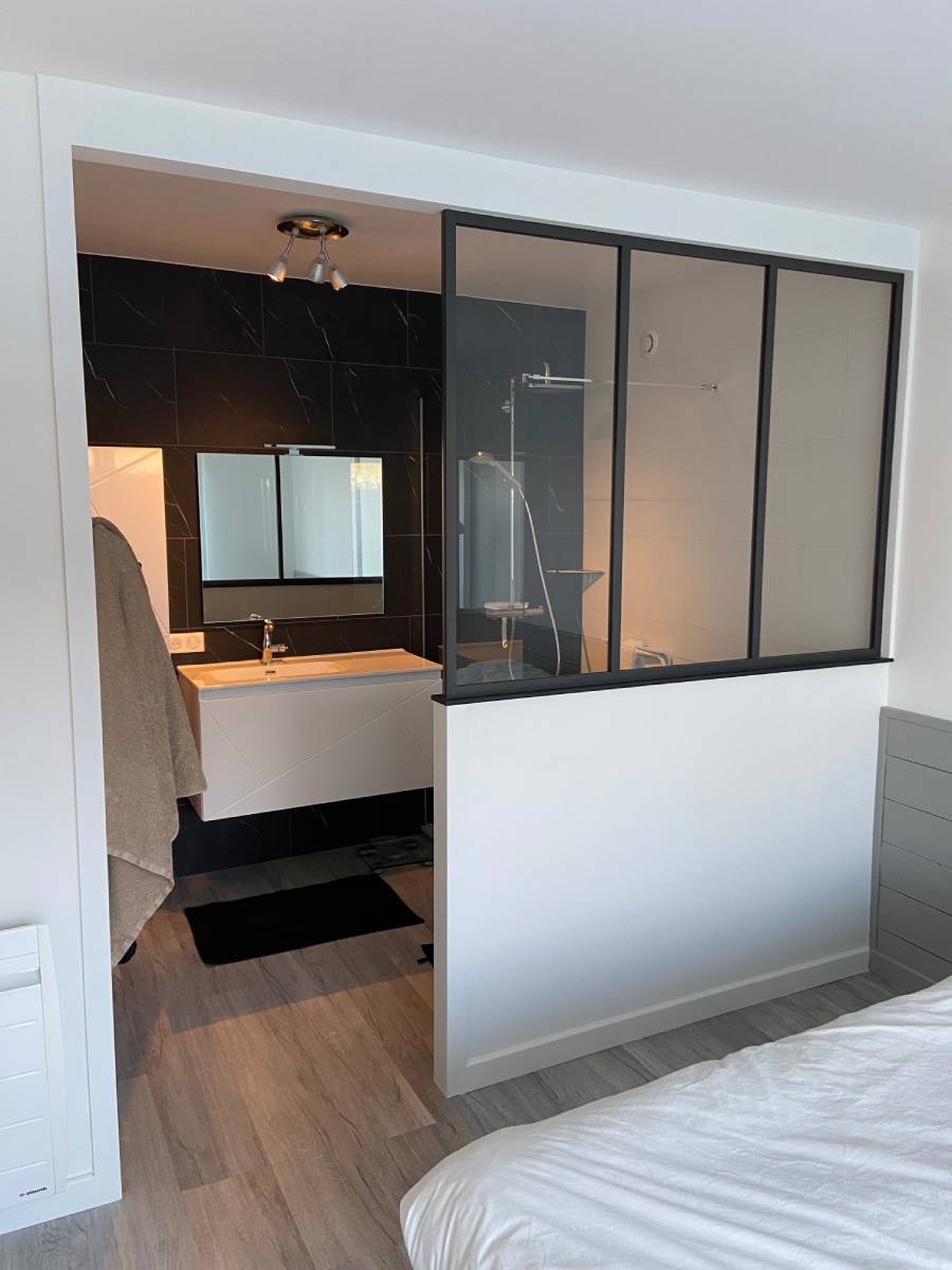 Réalisation d'une salle de bains avec verrière à Quimper